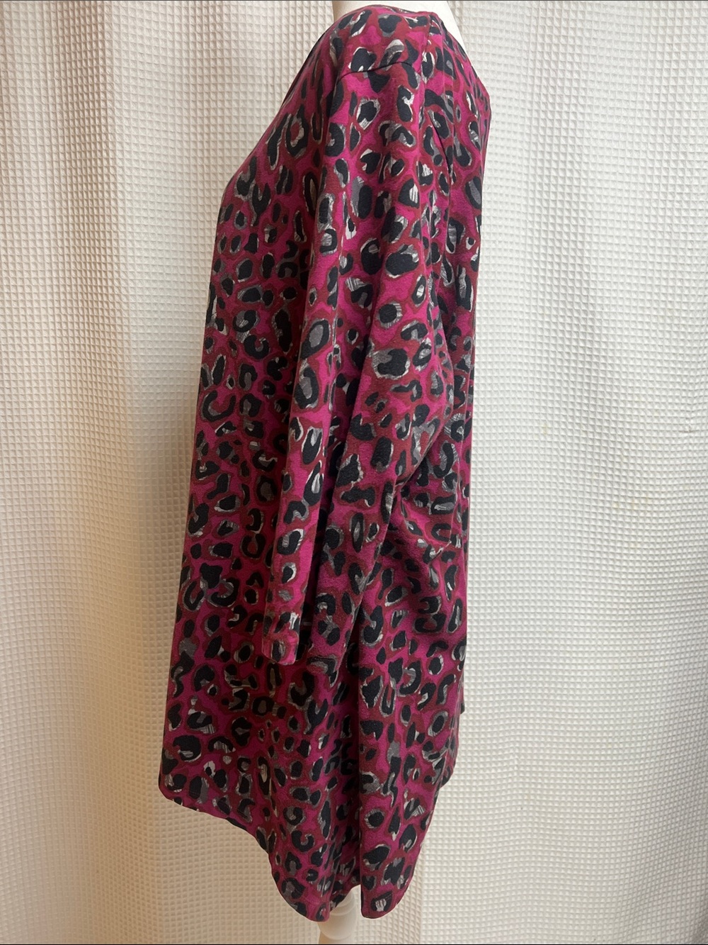 Denim&Co 1X- scoop neck tunic top with shark bite hemline. Fuchsia leopard print - Picture 6 of 10